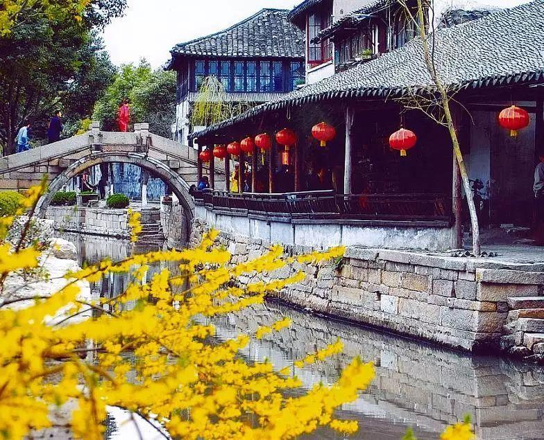 解答你关于吉鹿力的疑问-小腿外侧有两个长条凹坑,两条腿对称,请问是怎么回事?问答社区